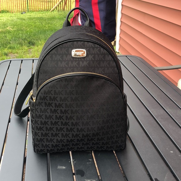 Michael Kors Handbags - Michael Kors Backpack 🎒